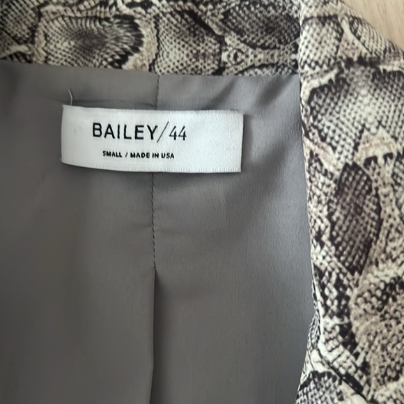 Gorgeous blazer with snake skin print - Picture 2 of 5
